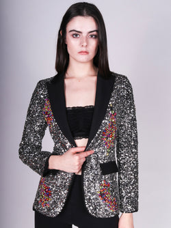 Cualquier chaqueta vieja de hierro con joyas