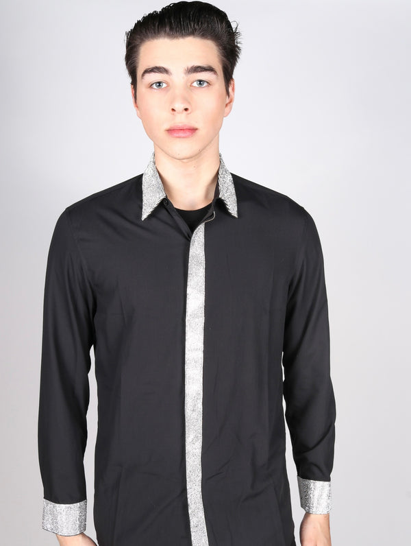 Cualquier camisa vieja de hierro con diamantes de imitación