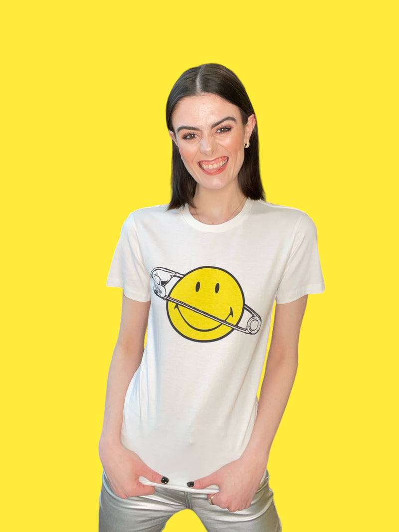 Any Old Iron x Smiley Pin Planet camiseta blanca