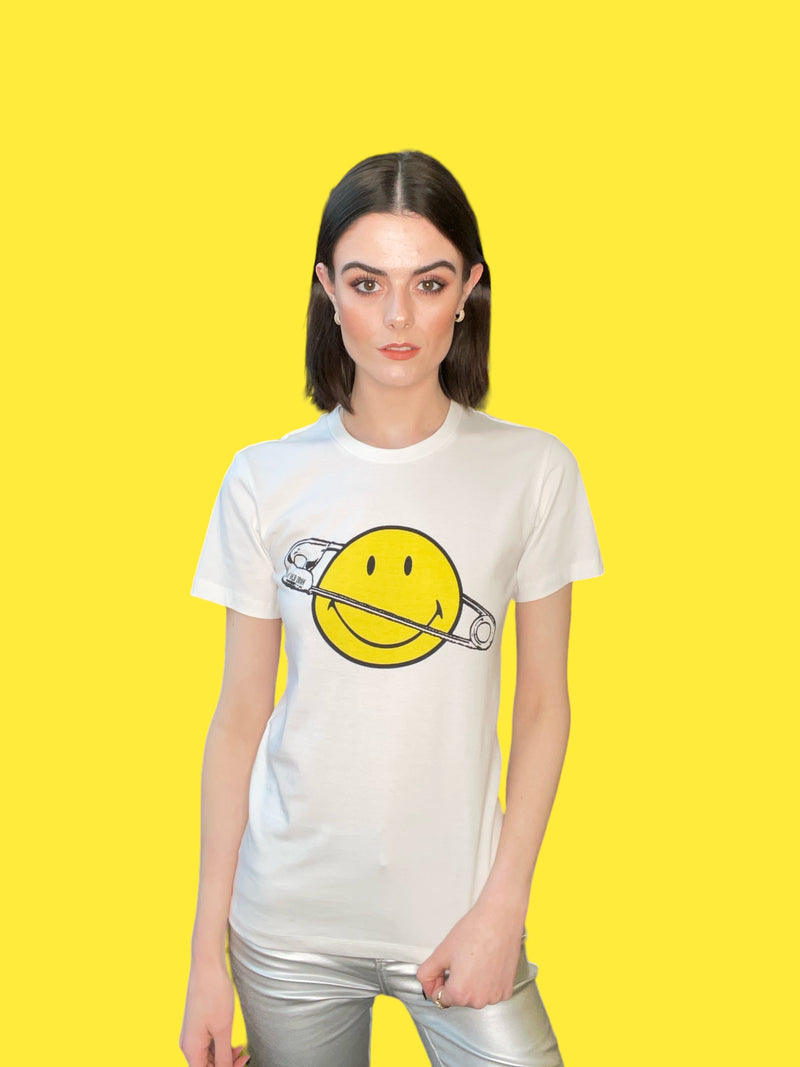 Any Old Iron x Smiley Pin Planet camiseta blanca