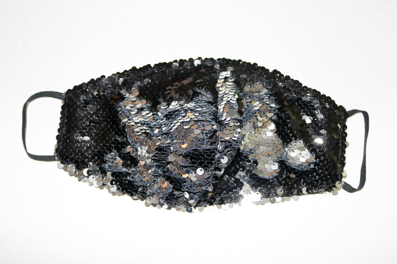 Cualquier cubierta vieja de hierro negro plateado